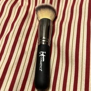 It cosmetics number 6 flat top buffing foundation brush